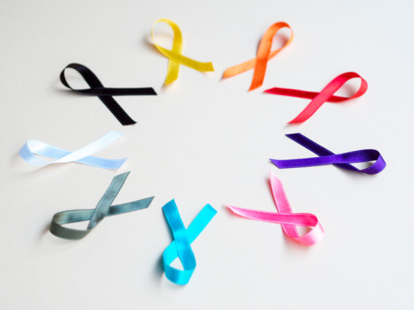 Il nastro della consapevolezza sul cancro, simbolo universale di speranza, lotta e sostegno alla ricerca.