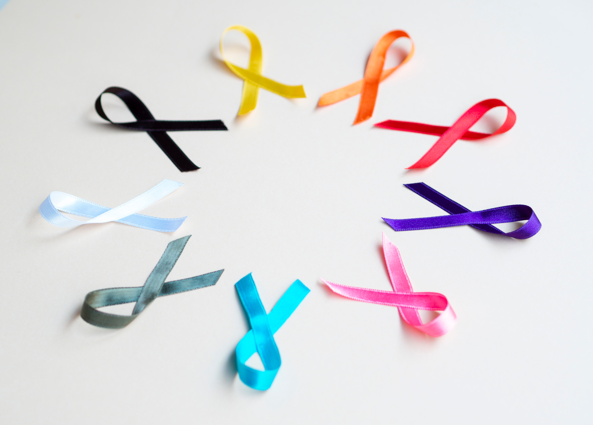 Il nastro della consapevolezza sul cancro, simbolo universale di speranza, lotta e sostegno alla ricerca.