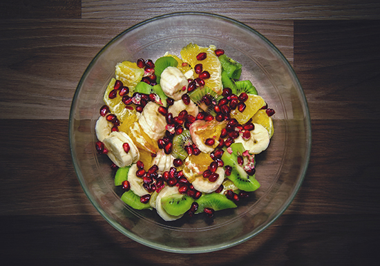 Macedonia di frutta fresca e colorata in una ciotola, ricca di vitamine e antiossidanti naturali che supportano e rafforzano il sistema immunitario.
