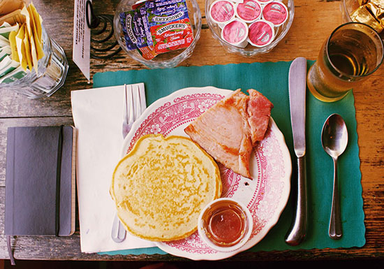 Tavola illustrativa degli alimenti che causano acidità: carne, formaggi, pane, pomodori, agrumi, caffè e zuccheri raffinati