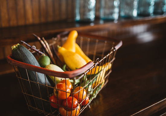 Carrello della spesa con verdure fresche, simbolo delle materie prime naturali per integratori standardizzati di qualità.DESCRIPTION