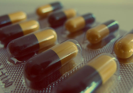 Confetto o capsula di antibiotico, simbolo del concetto di terapia antibiotica e di resistenza batterica.